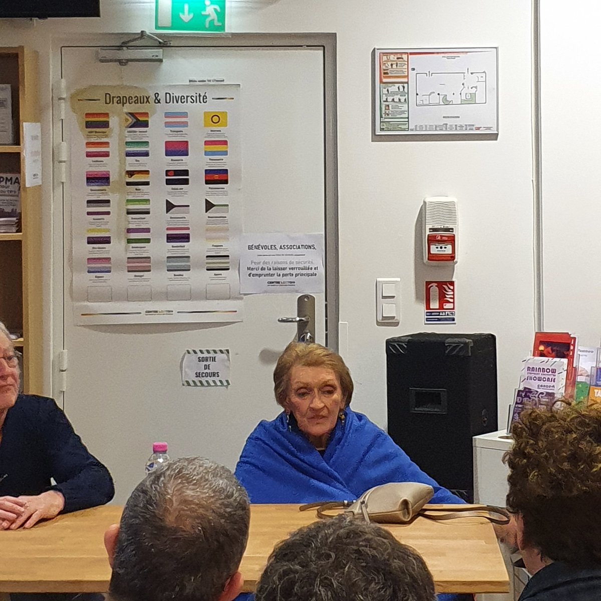 PatchworkNoms's tweet photo. dimanche 12/03, au @CentreLGBTParis, dans le cadre des rdv lecture, Colette Faucquez-Tao présentait son livre "De la rage de guérir au bonheur de vivre. Mes victoires à l’ombre du sida".
L’auteure détaille sa vie entrechoquée par le VIH, le cancer, l'alcoolisme, puis sa remontée https://t.co/qR3Q9VIpAp