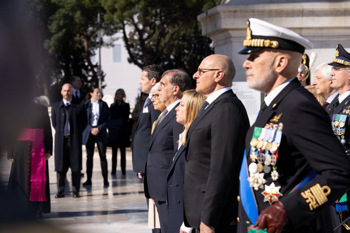 GiorgiaMeloni's tweet photo. Questa mattina, all’Altare della Patria, per la Cerimonia di deposizione di una corona d'alloro per la Giornata dell’Unità Nazionale, della Costituzione, dell’Inno e della Bandiera. 
Viva l’Italia 🇮🇹
#17Marzo https://t.co/zyZ77DhVwS