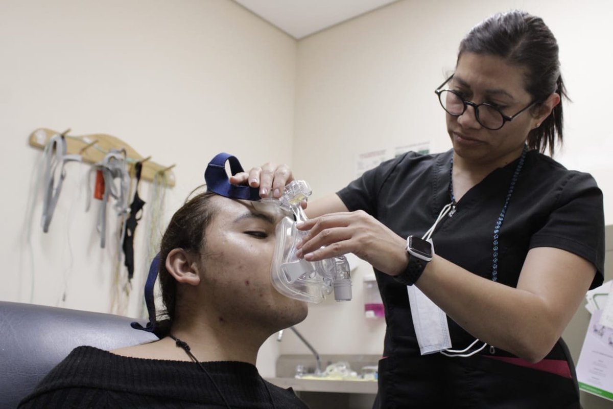 SSaludCdMx's tweet photo. 🌜#DíaMundialDelSueño 😴

¿Sabías que las consultas más solicitadas en la 🏥 Unidad de Trastornos del Movimiento y Sueño del Hospital General Ajusco Medio son problemas de insomnio, apnea obstructiva y trastornos del movimiento como el Parkinson?

➡️https://t.co/CkQ750mvFl https://t.co/cu7n4bKAB8
