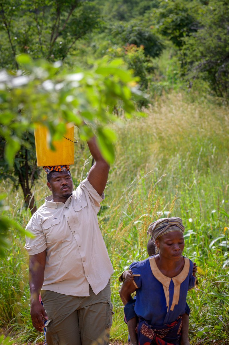 KelvinBeachumJr's tweet photo. Meet Susan. A remarkable woman whose routine involves collecting water 3x/day while carrying a child + a heavy bucket of water. Thanks to your help, we're going to be able to bring #cleanwater to her village! Thank you Susan for welcoming us &amp; sharing about your life &amp; family 👸🏾 https://t.co/OObrvVJ4yX