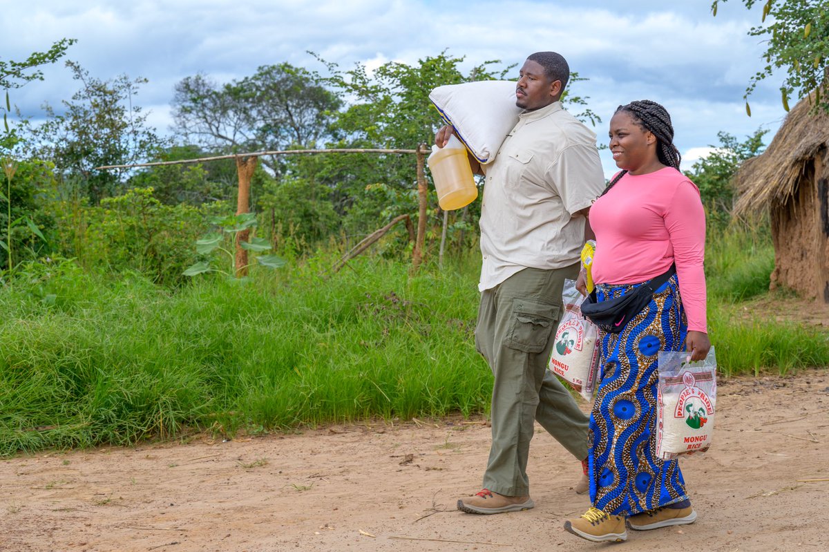 KelvinBeachumJr's tweet photo. Meet Susan. A remarkable woman whose routine involves collecting water 3x/day while carrying a child + a heavy bucket of water. Thanks to your help, we're going to be able to bring #cleanwater to her village! Thank you Susan for welcoming us &amp; sharing about your life &amp; family 👸🏾 https://t.co/OObrvVJ4yX