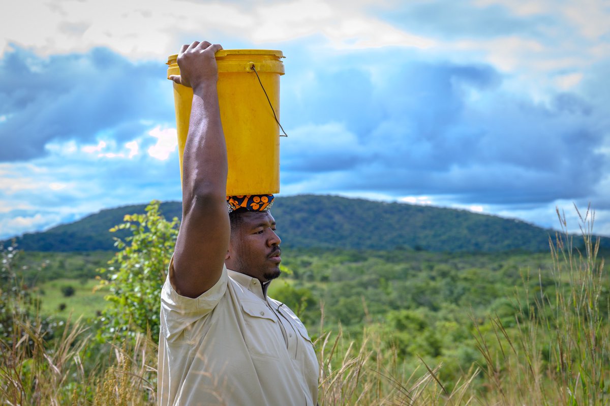 KelvinBeachumJr's tweet photo. Meet Susan. A remarkable woman whose routine involves collecting water 3x/day while carrying a child + a heavy bucket of water. Thanks to your help, we're going to be able to bring #cleanwater to her village! Thank you Susan for welcoming us &amp; sharing about your life &amp; family 👸🏾 https://t.co/OObrvVJ4yX