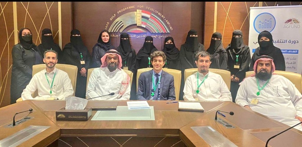 SA_W500100's tweet photo. من أجمل الأيام التي مرت علي مشاركتي في البرنامج التدريبيTOT(تدريب المدربين في التثقيف المالي)بمقر أجفند وقد نلت شرف استلام الشهادة من يد صاحب السمو الملكي الامير عبدالعزيز بن طلال آل سعود وسمو الاميرة نورة بنت محمد بن سعود ..
@AGFUNDProgram 
@AOU_KSAB 
@CAWTAR_ONG 
@emara_riyadh https://t.co/XB1jtT0Utc