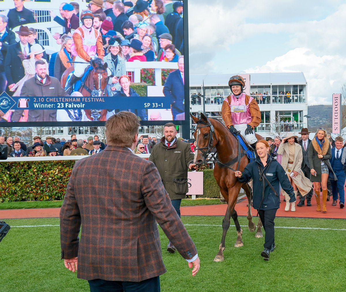 BHAHorseracing's tweet photo. Team @DSkeltonRacing love the County Hurdle❤️

What a performance from Faivoir &amp; @bridgeandrews 👏 

#CheltenhamFestival https://t.co/bMFj5SekoU