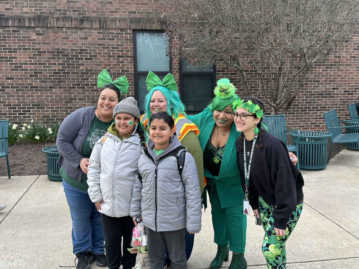 What a great way to start #StPatricksDay2023 with the staff, students, and even bagpipes @MullenShamrocks Their amazing team keeps kids first, ALWAYS! And, of course, @ThePiercedAP outfit didn’t disappoint! @PWCSNews