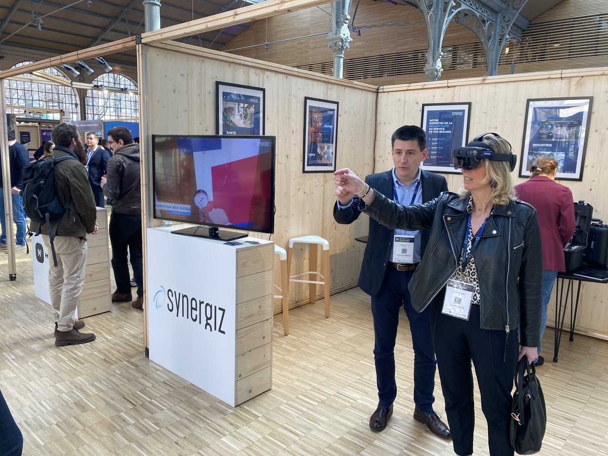 Synergiz (@_synergiz_) on Twitter photo Tester en direct la Réalité Mixte avec #HoloLens au salon <a href="/Web3Virtuality/">Virtuality Web3 Summit</a> au <a href="/CarreauDuTemple/">Le Carreau Du Temple</a> ! Tester en direct la Réalité Mixte avec #HoloLens au salon <a href="/Web3Virtuality/">Virtuality Web3 Summit</a> au <a href="/CarreauDuTemple/">Le Carreau Du Temple</a> !