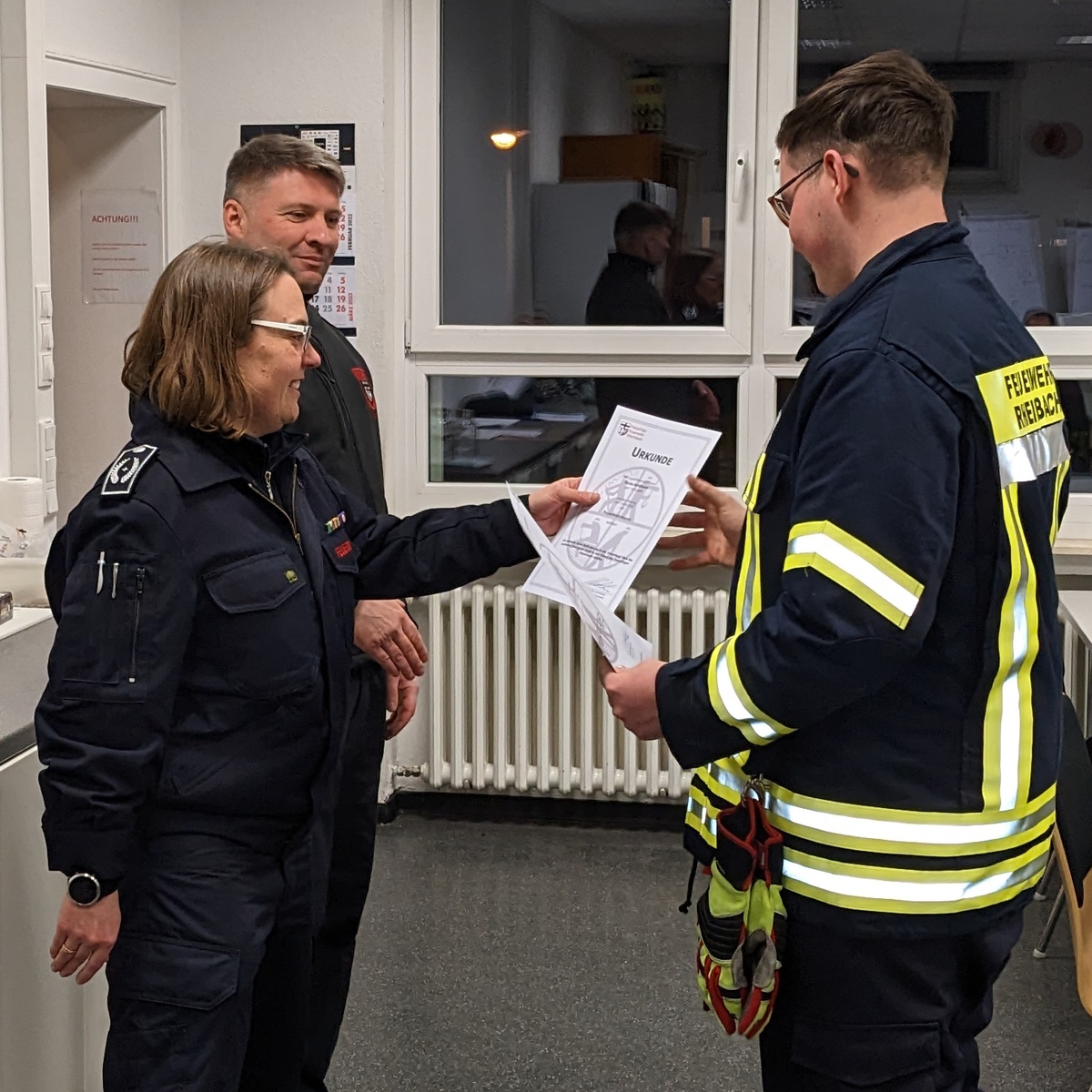 FF_Rheinbach's tweet photo. YEAH! 🥳 Gestern ging das #Modul2 unserer #Grundausbildung zu Ende. Alle 6 Prüflinge haben die 3 Prüfungsteile bestanden: schriftlich 🖊, praktisch 💪 &amp; mündlich 👄. Herzlichen #Glückwunsch! Im Anschluss gab es noch #Beförderung|en zum #Feuerwehrmann 👨‍🚒 und zur #Feuerwehrfrau 👩‍🚒. https://t.co/JYib2jILgN