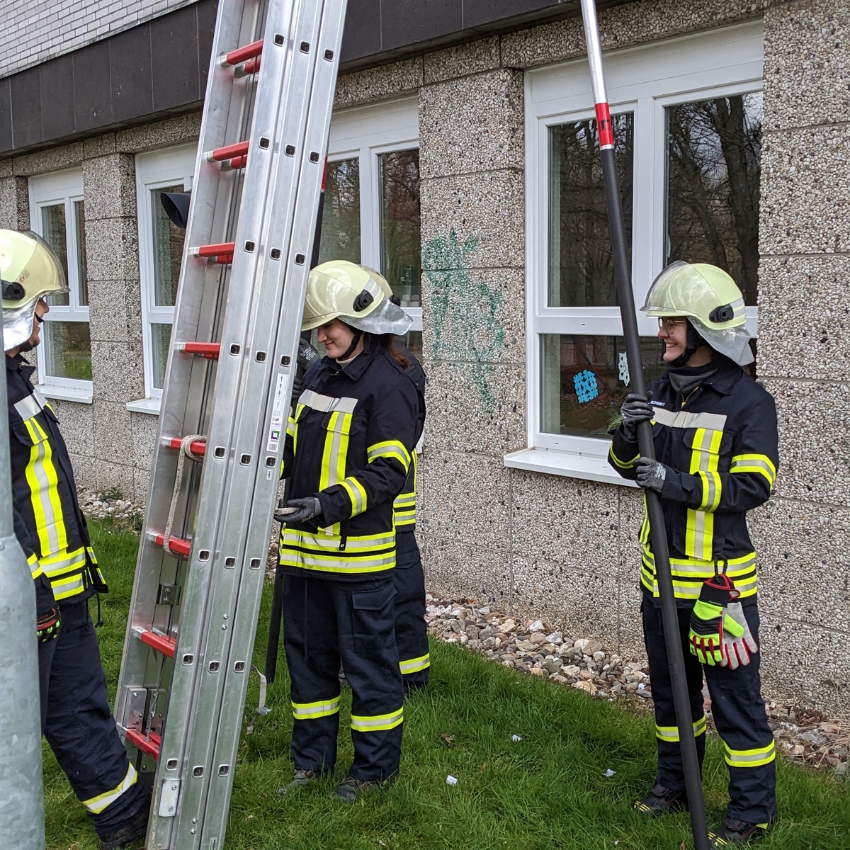 FF_Rheinbach's tweet photo. YEAH! 🥳 Gestern ging das #Modul2 unserer #Grundausbildung zu Ende. Alle 6 Prüflinge haben die 3 Prüfungsteile bestanden: schriftlich 🖊, praktisch 💪 &amp; mündlich 👄. Herzlichen #Glückwunsch! Im Anschluss gab es noch #Beförderung|en zum #Feuerwehrmann 👨‍🚒 und zur #Feuerwehrfrau 👩‍🚒. https://t.co/JYib2jILgN