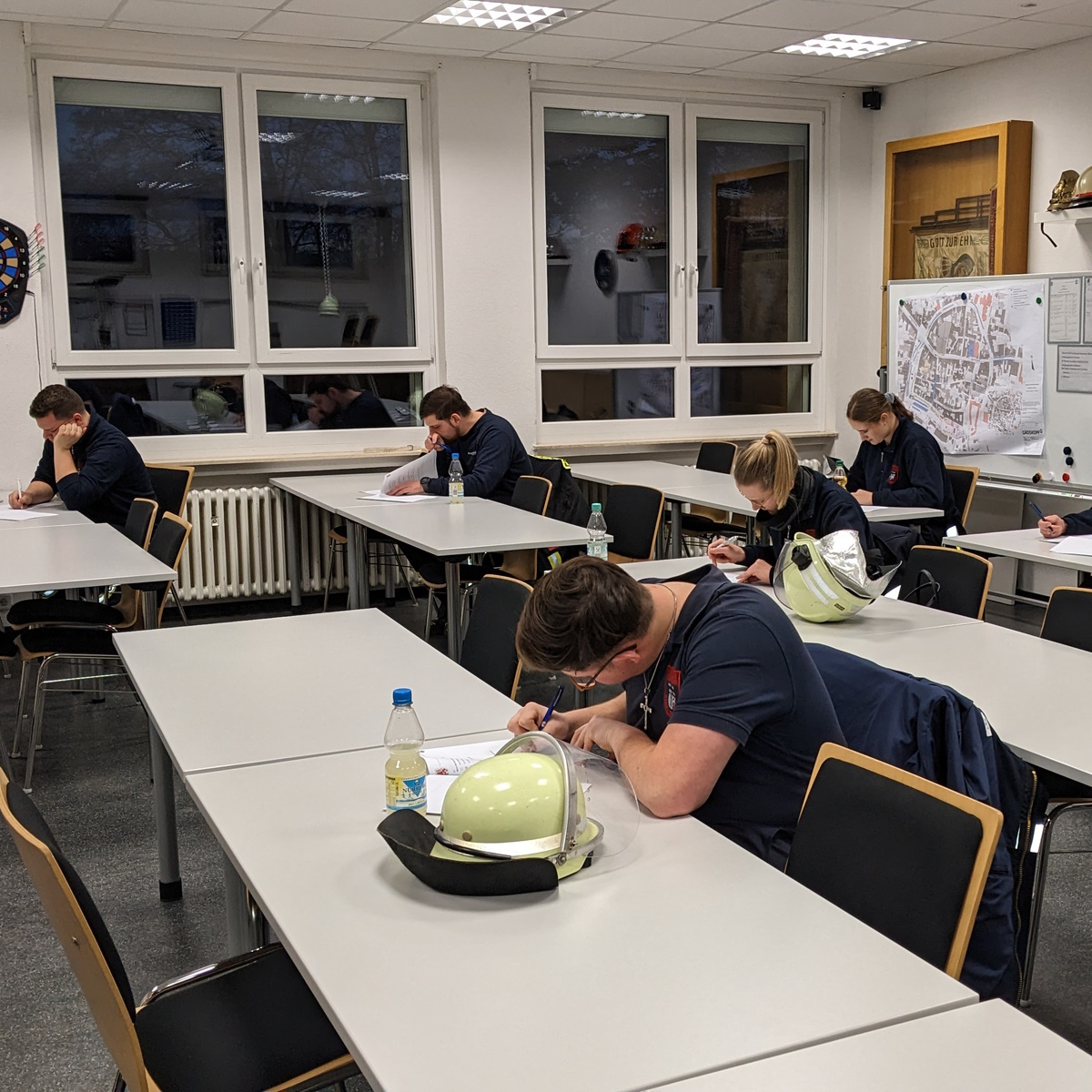 FF_Rheinbach's tweet photo. YEAH! 🥳 Gestern ging das #Modul2 unserer #Grundausbildung zu Ende. Alle 6 Prüflinge haben die 3 Prüfungsteile bestanden: schriftlich 🖊, praktisch 💪 &amp; mündlich 👄. Herzlichen #Glückwunsch! Im Anschluss gab es noch #Beförderung|en zum #Feuerwehrmann 👨‍🚒 und zur #Feuerwehrfrau 👩‍🚒. https://t.co/JYib2jILgN