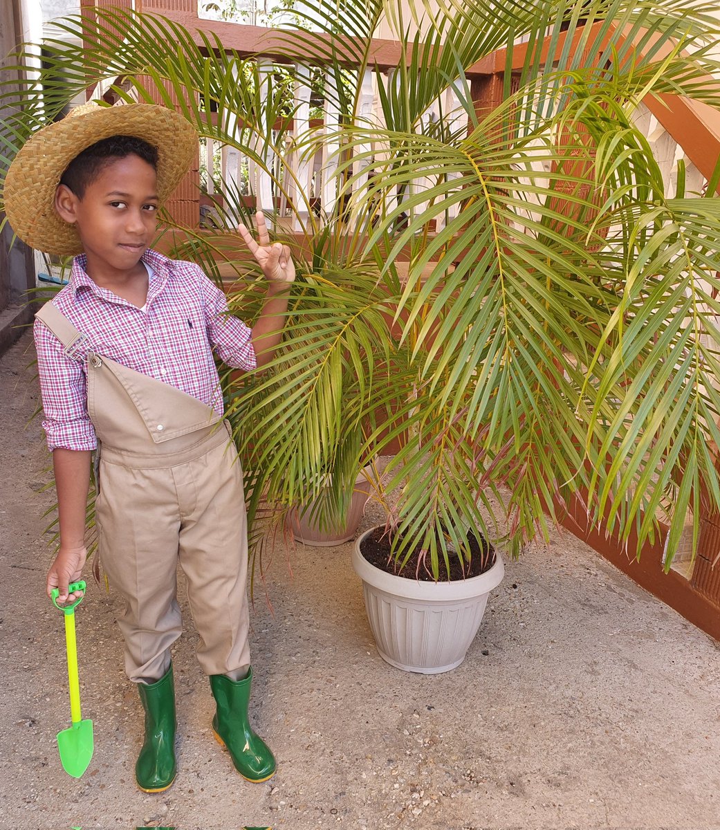 Aquilahhhh's tweet photo. Its Career Day! My son wants to be a Farmer 👨🏽‍🌾 Some have laughed but I see the vision baby! So intelligent!
Follow your dreams and i'll support you every step along the way💚 
Full respect to all the farmers🙌🏽 your hard work does NOT go unnoticed. https://t.co/4ntjBk9zYz