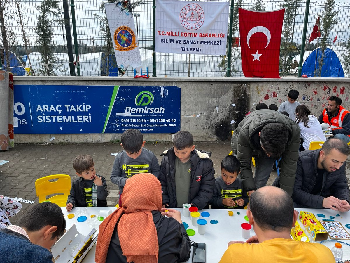 BilsemSiverek's tweet photo. Siverek BİLSEM olarak depremzede çocuklarımızın yanındayız. Umutla hayata bakmaya devam ediyoruz.
@mramazanbarin 
@valisalihayhan 
@aziz_glbs 
@NKapanoglu 
@mebbilsem https://t.co/mSAGl6VDXG