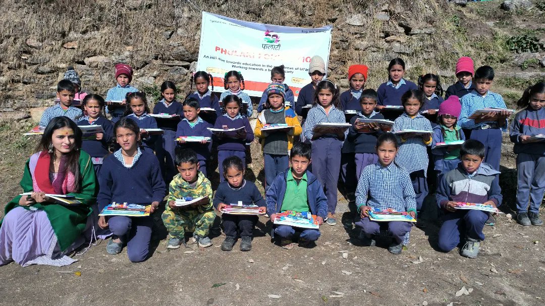 PHULARI_NGO's tweet photo. उत्तराखंड के लोकपर्व फूलदेई के अवसर पर त्रियुगीनारायण में 60 बच्चों को शिक्षण वितरण साम्रगी वितरित की गई। बच्चों के लिए सामान भेजने वाले साथियों का धन्यवाद व आप सभी को फूलदेई की हार्दिक शुभकामनाएं 🌼 https://t.co/VOQ1L52yTD