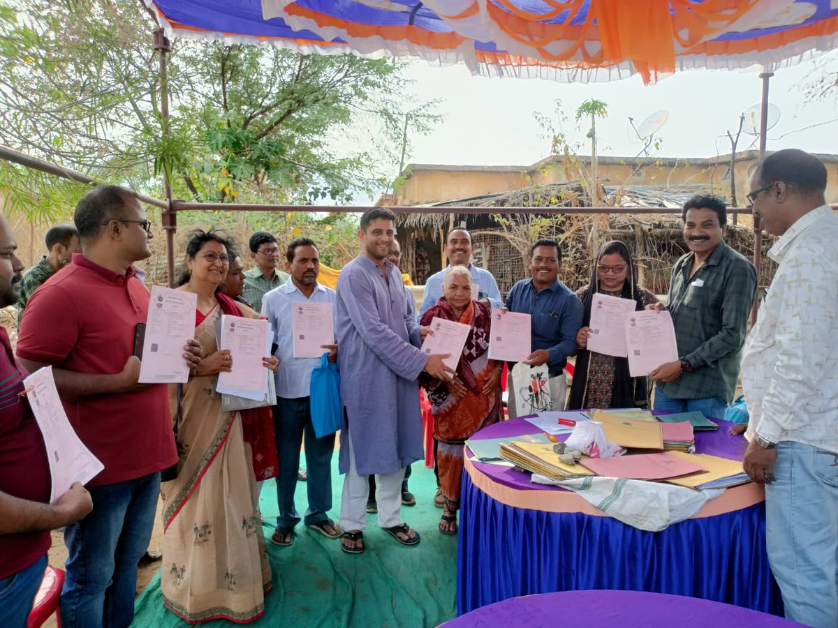 HousingState's tweet photo. Handing over of Lease Deeds to the allottees of Housing Scheme at Bolangir by Shri @DeoKalikesh  Chairman, OSHB. https://t.co/7z4xljN72Y