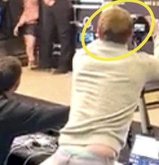 mo_moneera's tweet photo. @arielhelwani This guy couldn’t believe his ass https://t.co/bBQkP8XFZO