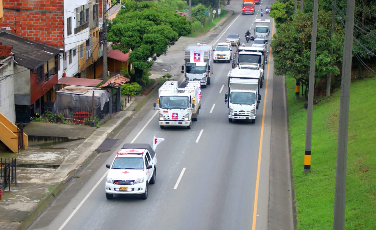 anibalgaviria's tweet photo. Nuestra #CaravanaPorLaVida emprende camino al Bajo Cauca. Con liderazgo de @CruzRojaAntioq movilizamos 7 toneladas de insumos médicos entre medicamentos, oxígeno y material quirúrgico. Esperamos MÁXIMO RESPETO por esta Misión Médica que viaja sin acompañamiento de Fuerza pública. https://t.co/HXXdfcg5r8