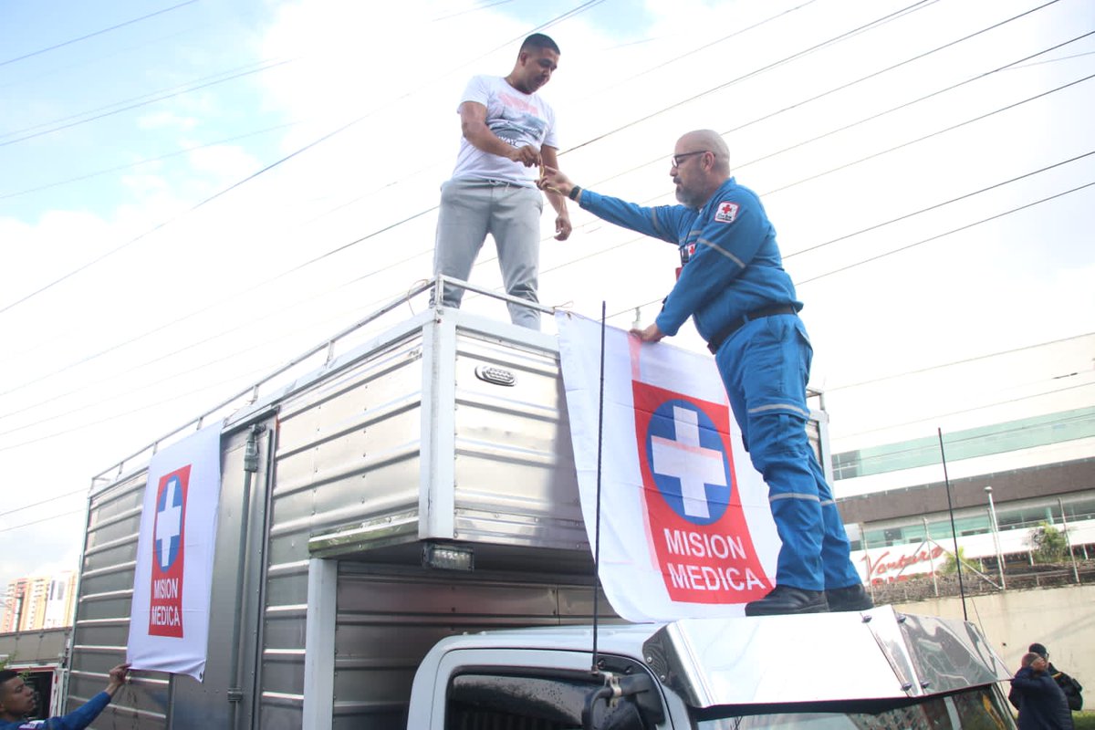 anibalgaviria's tweet photo. Nuestra #CaravanaPorLaVida emprende camino al Bajo Cauca. Con liderazgo de @CruzRojaAntioq movilizamos 7 toneladas de insumos médicos entre medicamentos, oxígeno y material quirúrgico. Esperamos MÁXIMO RESPETO por esta Misión Médica que viaja sin acompañamiento de Fuerza pública. https://t.co/HXXdfcg5r8