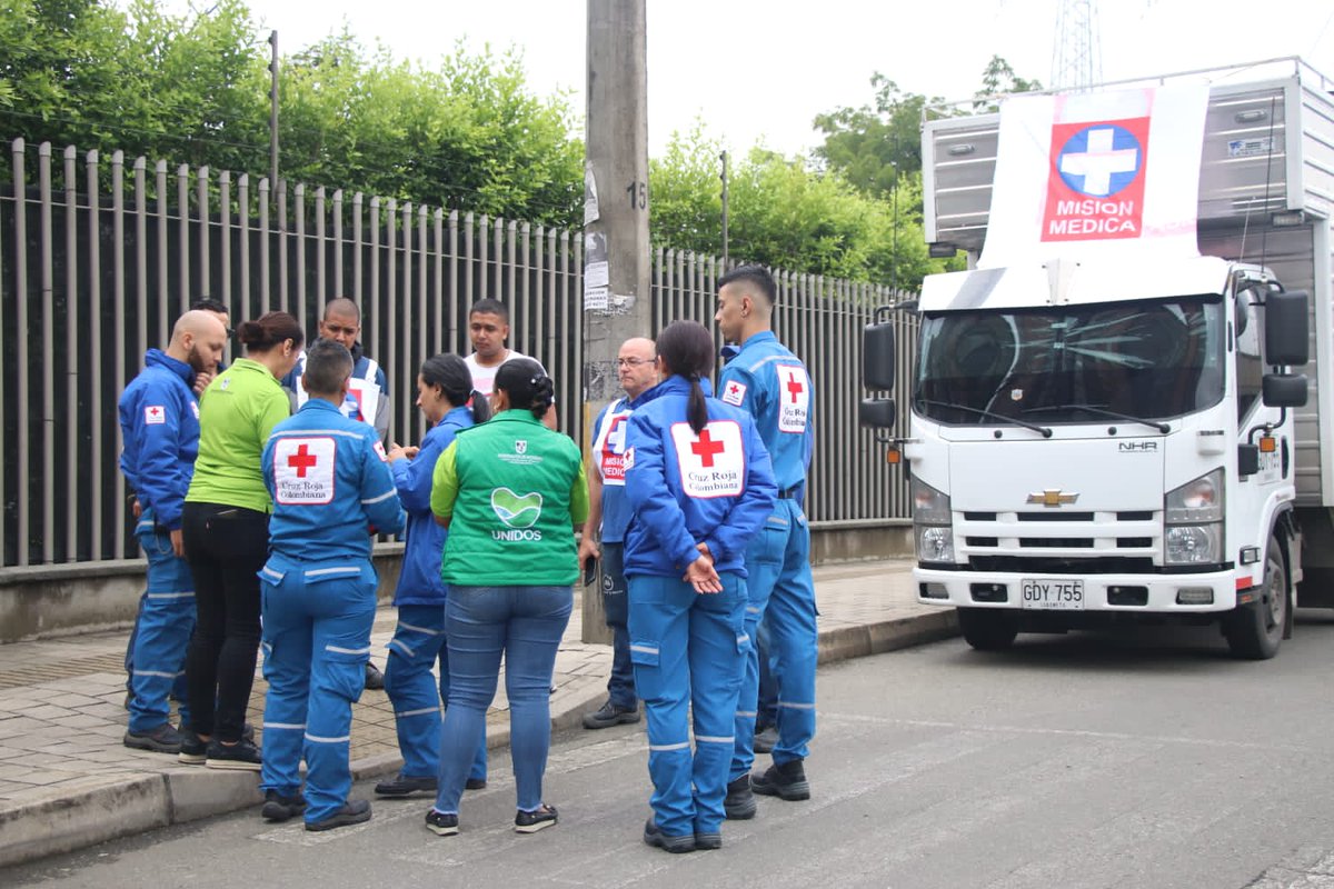 anibalgaviria's tweet photo. Nuestra #CaravanaPorLaVida emprende camino al Bajo Cauca. Con liderazgo de @CruzRojaAntioq movilizamos 7 toneladas de insumos médicos entre medicamentos, oxígeno y material quirúrgico. Esperamos MÁXIMO RESPETO por esta Misión Médica que viaja sin acompañamiento de Fuerza pública. https://t.co/HXXdfcg5r8