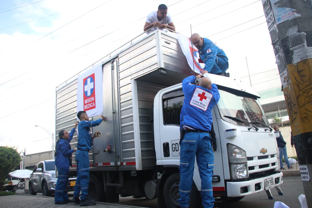anibalgaviria's tweet photo. Nuestra #CaravanaPorLaVida emprende camino al Bajo Cauca. Con liderazgo de @CruzRojaAntioq movilizamos 7 toneladas de insumos médicos entre medicamentos, oxígeno y material quirúrgico. Esperamos MÁXIMO RESPETO por esta Misión Médica que viaja sin acompañamiento de Fuerza pública. https://t.co/HXXdfcg5r8