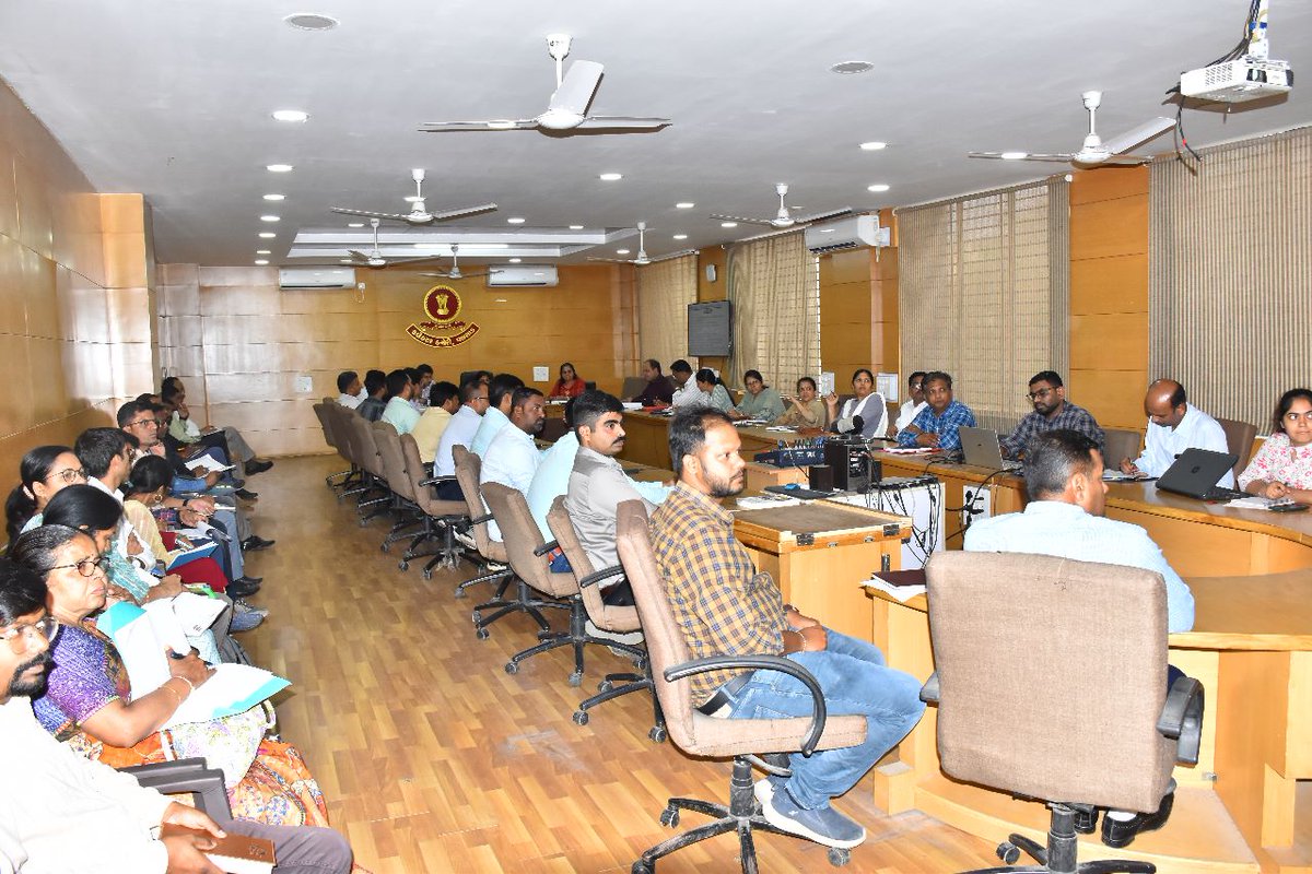 વલસાડ જિલ્લામાં હીટવેવ સંદર્ભે કલેકટર કચેરીના સભાખંડમાં મળેલી બેઠકમાં જિલ્લા કલેકટર ક્ષિપ્રા આગ્રેએ લૂ થી બચવા માટે પ્રજાએ શું કરવુ? અને શું ન કરવું એ બાબતે વિસ્તૃત માહિતી આપી સૌને હીટવેવ દરમિયાન તકેદારી રાખવા માટે અનુરોધ કર્યો હતો.