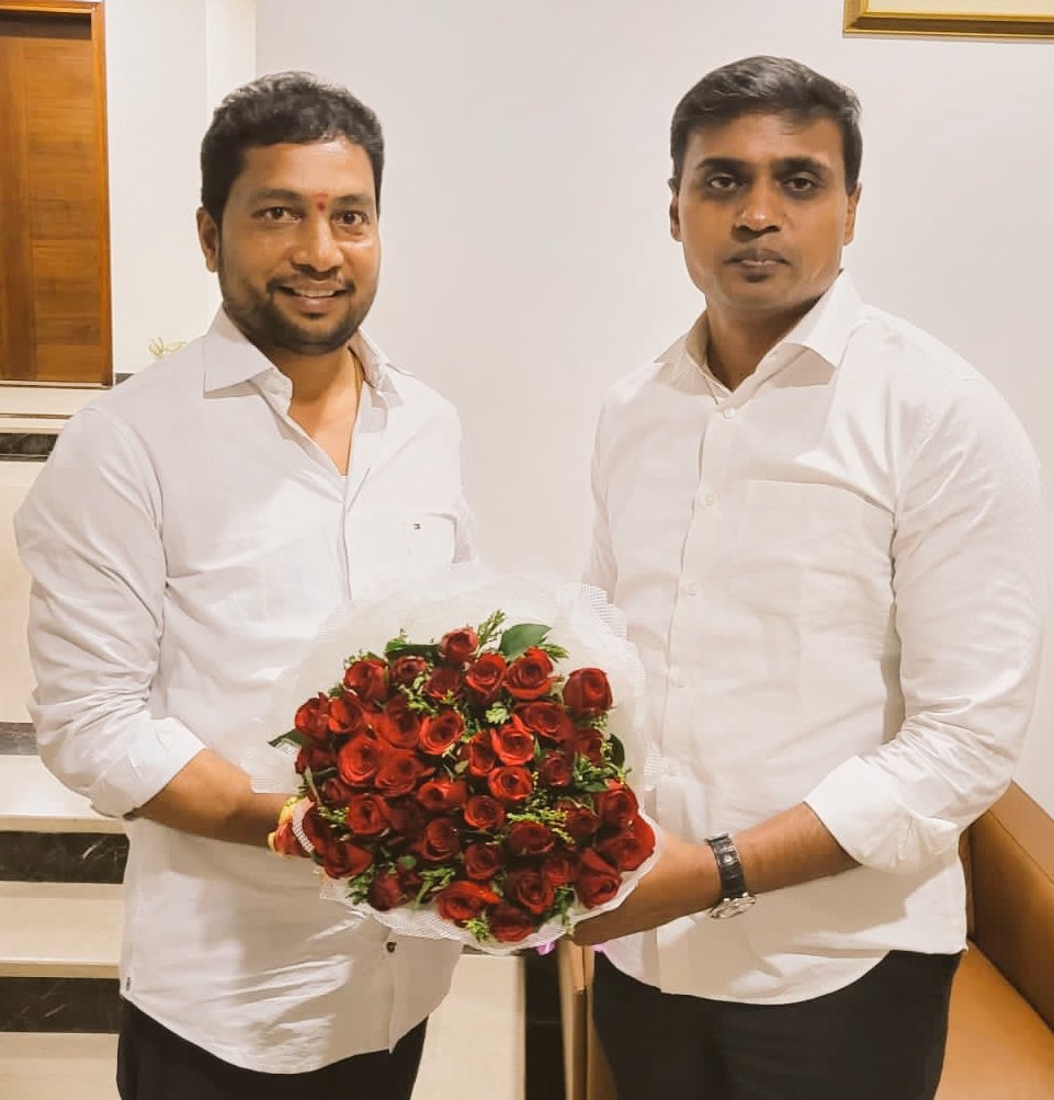 srinivas_kavuru's tweet photo. ఈరోజు విజయవాడ లో రాజంపేట పార్లమెంట్ సభ్యులు ఉభయ గోదావరి జిల్లాల రీజనల్ కోఆర్డినేటర్ శ్రీ పెద్దిరెడ్డి మిథున్ రెడ్డి గారిని వారి నివాసంలో నూతనంగా ఎమ్మెల్సీ గా ఎన్నికైన సందర్భంగా  పుష్పగుచ్ఛం అందజేసి మర్యాద పూర్వకంగా కలవడం జరిగింది.

#ysrcongressparty 
#MLCelections2023 #MLCresult https://t.co/V886hi7G22