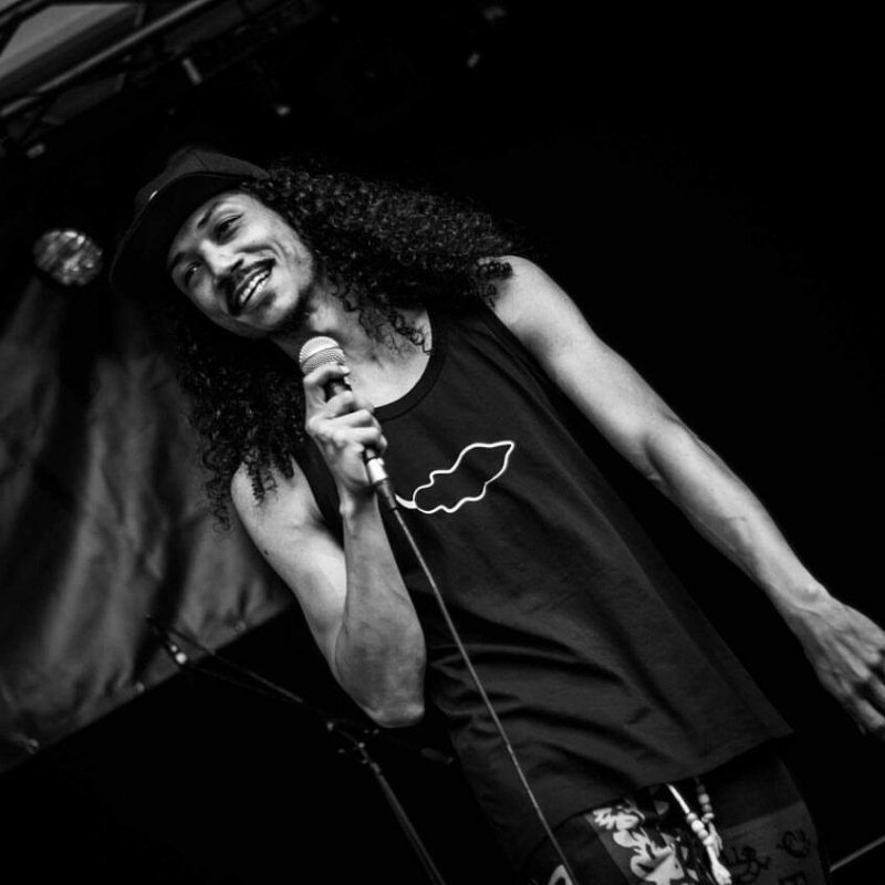 WR_Crooswijk's tweet photo. Vanavond tijdens CROOSWIJK ZAAIT @MiztaandeMaas
Als rapper begonnen, maar de afgelopen jaren ontwikkeld tot allround schrijver, performer en producer. Om anderen te stimuleren richtte hij woordkunstplatform Alfabet Soep op, waarmee schrijvers &amp; muzikanten zich kunnen ontwikkelen. https://t.co/j16PYmAbmr