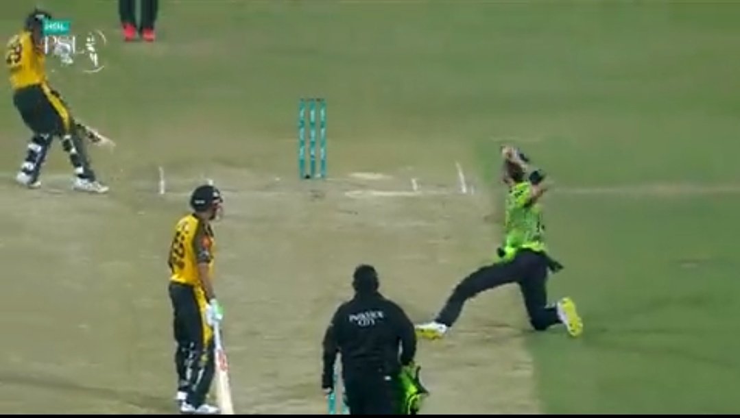 crickethub_pk's tweet photo. Mohammad Amir nay ek ball phenki thi or thory alfaz bolay tha Haris ko or sab attitude attitude bol rahe thay. Aj Shaheen nay 2-3 baar ball phenki full ghussay Haris ki taraf likin koi kuch nahi kahega. SAY NO to MUNAFIQAT 😊.
#_cricketupdatee https://t.co/mf38umPt75