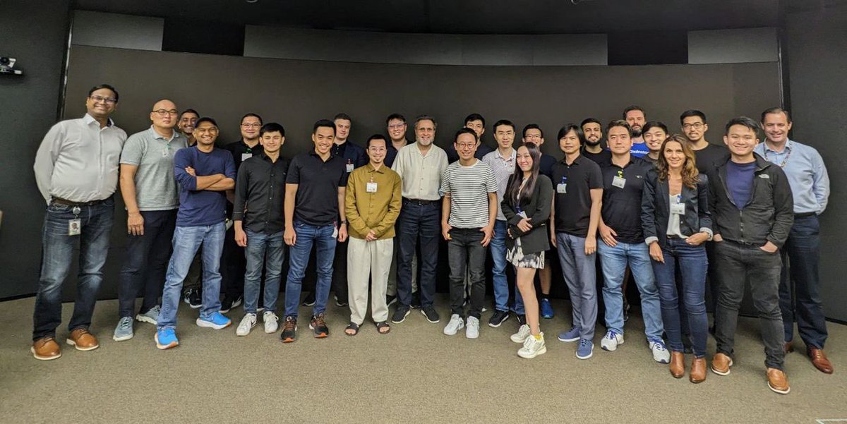 real3Pham's tweet photo. Not many know that Google has a dedicated Web3 initiative. I’m fortunate to be invited by the team and had a great discussion with the legendary @uhoelzle, the core members and other web3 leaders

Here a thread on why it matters 🧵 https://t.co/AUP670uABU