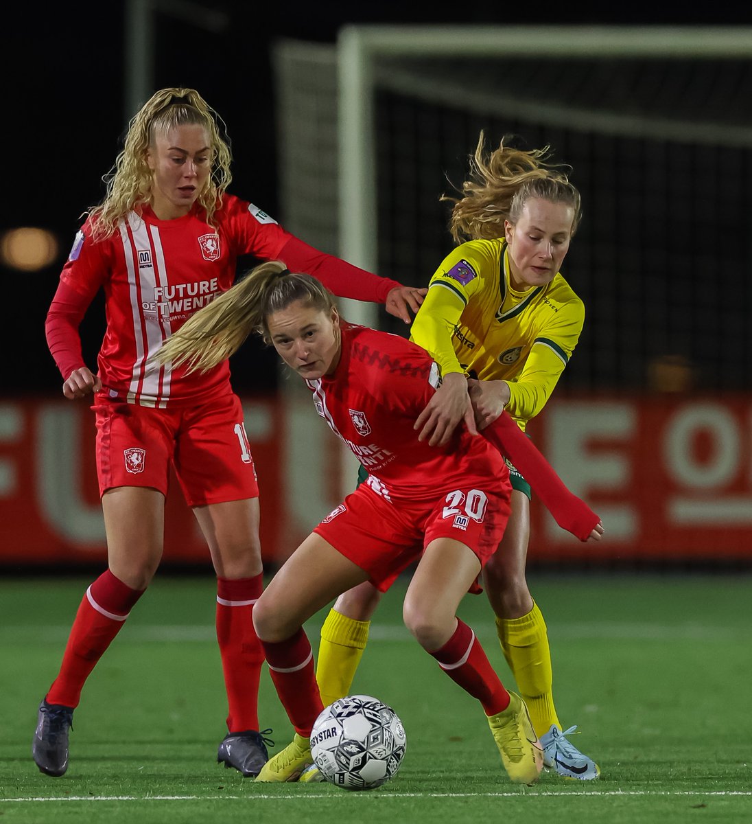 FCTwenteVrouwen's tweet photo. 🏆 𝐕𝐚𝐧𝐚𝐯𝐨𝐧𝐝 (𝟏𝟗.𝟑𝟎 𝐮𝐮𝐫) 𝐊𝐰𝐚𝐫𝐭𝐟𝐢𝐧𝐚𝐥𝐞 𝐊𝐍𝐕𝐁 𝐁𝐞𝐤𝐞𝐫

⚽ 𝘍𝘊 𝘛𝘸𝘦𝘯𝘵𝘦 𝘝𝘳𝘰𝘶𝘸𝘦𝘯 - 𝘍𝘰𝘳𝘵𝘶𝘯𝘢 𝘚𝘪𝘵𝘵𝘢𝘳𝘥

📍Sportcampus Diekman, Enschede

#FCTwente
#TOTOKNVBBeker 

🎫https://t.co/Z1oPTVKDad https://t.co/Q9sgnjxcYV