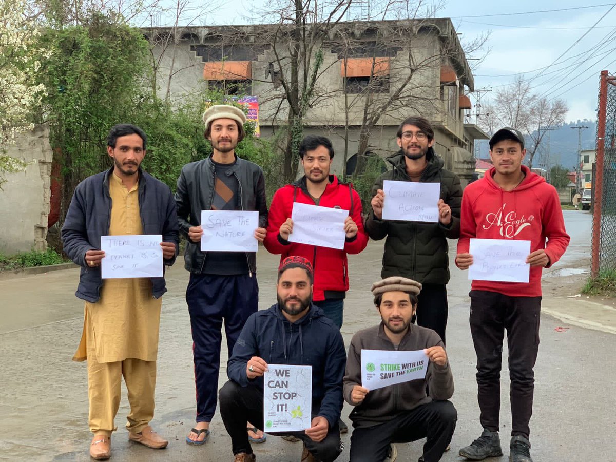 Fridays4FutureP's tweet photo. Our activists from more than 8 cities are demanding for Loss and damage finance as we are heading towards implementations. 
#ClimateActionNow #FridaysForFuture #LossAndDamage #fridaystrike
@GretaThunberg @sherryrehman https://t.co/61n9gLJe4W
