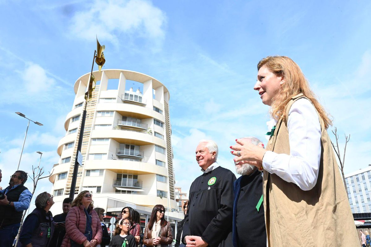 AmparoMarcoGual's tweet photo. Inaugurem el Voladoret d'Or al costat de l'emblemàtica figura de Tombatossals junt amb la Colla del Rei Barbut, l'escultor Melchor Zapata, les reines de les festes i dames de la ciutat, la corporació i els ens festers que han volgut formar part d'este acte tan castelloner 💚 https://t.co/0uakOwPXlB