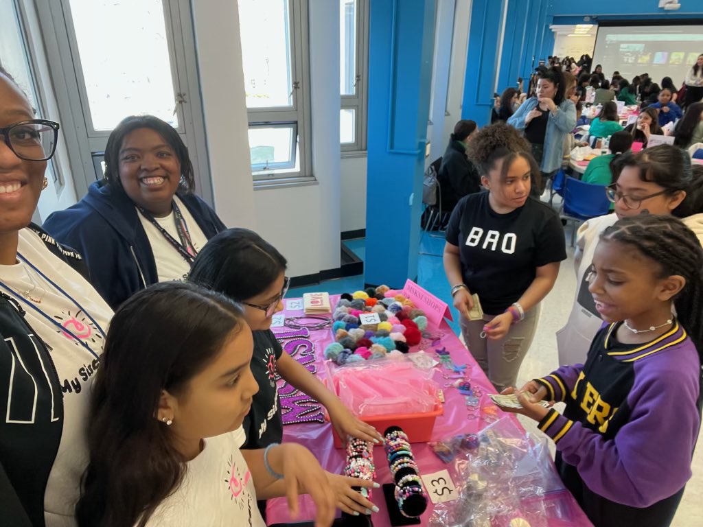 Our MSK students planned, created, and are giving back! Young entrepreneurs. #MSKSI #57Hawks #empoweringgirls @CSD31SI @DrMarionWilson @CChavezD31 @31R057_TripleH