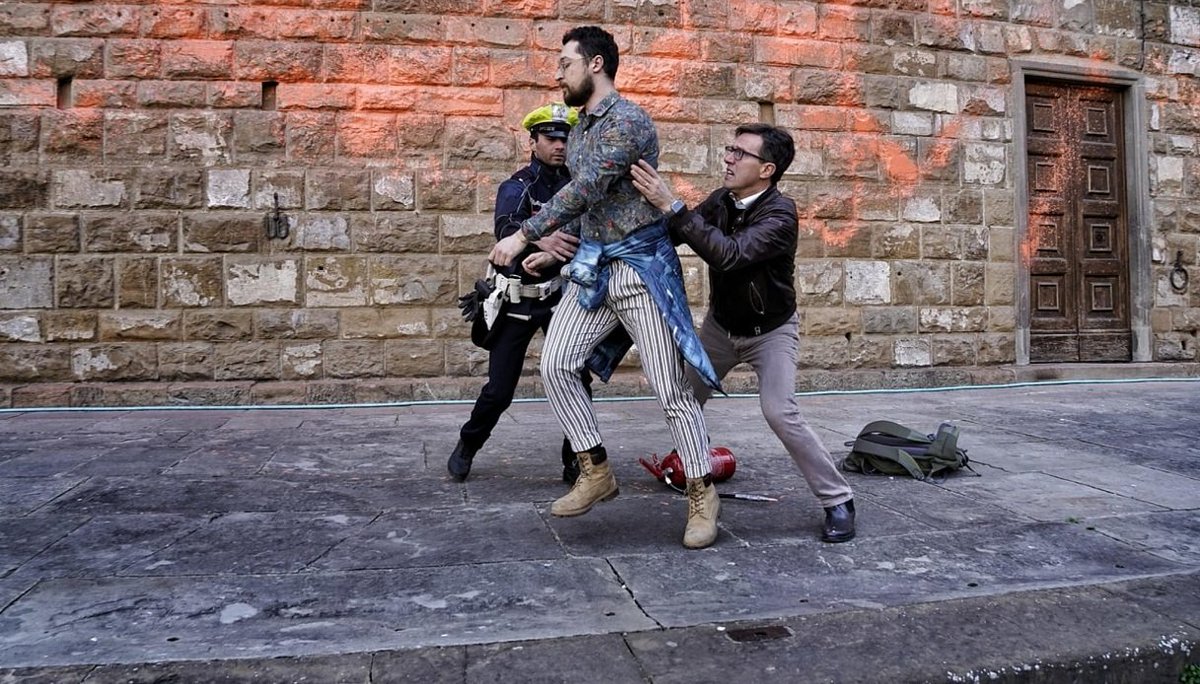 Deturpa più un'automobile accesa per cinque minuti che un po' di vernice lavabile su un palazzo. 
Vale per Firenze come per qualunque altra città. 
E finché non lo capite, è inutile anche solo parlare di lotta al cambiamento climatico.
#Nardella #ultimagenerazione