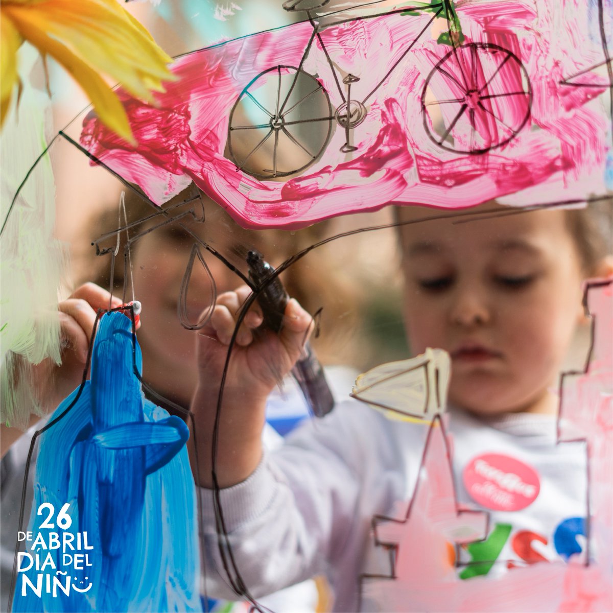 Hoy que celebramos el día de la felicidad, es un buen momento para pensar cómo celebrar el Día del Niño y de la Niña ¡Te damos ideas!
Hacer acampada, ir a un teatrillo, pintar, cocinar...
#26deAbrilDíadelNiño