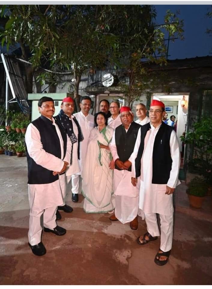 Mamta banarji ke sath purv mukhymantri aadarniy Akhilesh Yadav