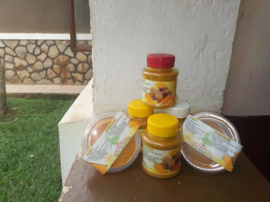 UGCommonwealth's tweet image. This what we call #ValuAddition to Uganda&apos;s agro produce. This is a home made spice from Tropical African Turmeric. Made and packed by the #Kiapi family #MbaleCity. For orders: Qty 250g &amp;amp; 500g. Call 256707537787 &amp;amp; 256752693834