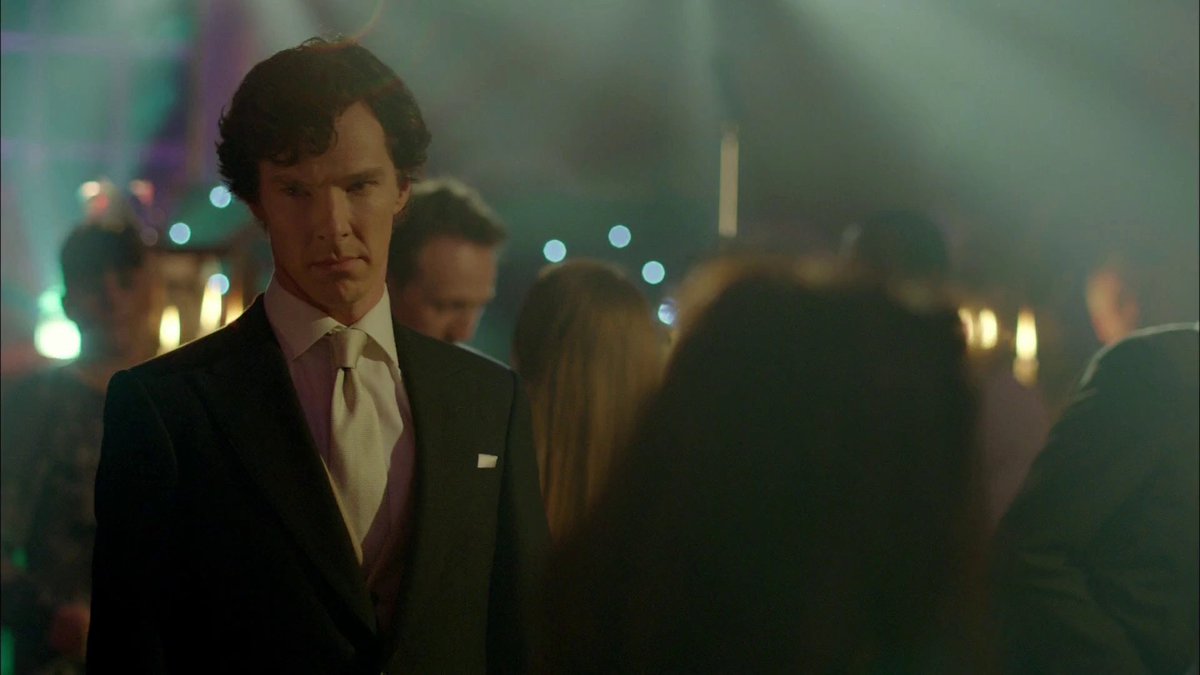 tonybelieveme's tweet image. “Кто уходит со свадьбы раньше всех остальных? Это так грустно”.

О, я даже не могу начать описывать, насколько сильно разбивает мне сердце эта сцена. Как Шерлок до последнего цепляется за причины остаться, как остаётся совершенно один в месте, наполненном людьми, как никто, кроме