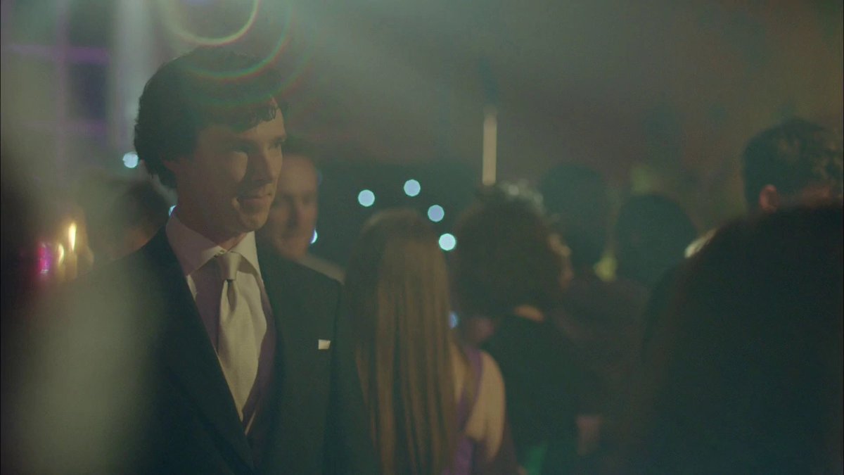 tonybelieveme's tweet image. “Кто уходит со свадьбы раньше всех остальных? Это так грустно”.

О, я даже не могу начать описывать, насколько сильно разбивает мне сердце эта сцена. Как Шерлок до последнего цепляется за причины остаться, как остаётся совершенно один в месте, наполненном людьми, как никто, кроме