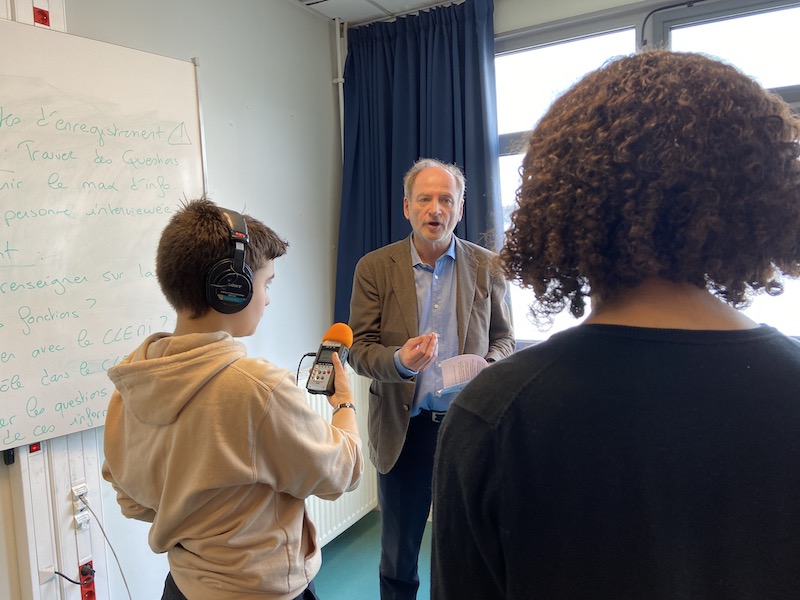 clemiversailles's tweet photo. @HenriVERNET, journaliste à @le_Parisien, accompagne les 2de #classemédias du lycée Eiffel @villederueil qui réaliseront des interviews pour le lancement de la #SPME2023 et les 40 ans de @LeCLEMI.

👉Préparation des questions et entraînement aux techniques de reportage. https://t.co/1At4gfBHkR