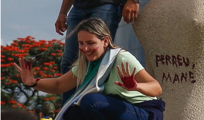 ThiagoResiste's tweet photo. Lembra da TERRORISTA que pichou "perdeu, mané" na estátua do STF?

Acaba de ser ENJAULADA pela Polícia Federal!! Ela e mais 41 terroristas estão sendo capturados HOJE!!

SEXTOOOU DEMAIS!! https://t.co/LWWAi0vwaR