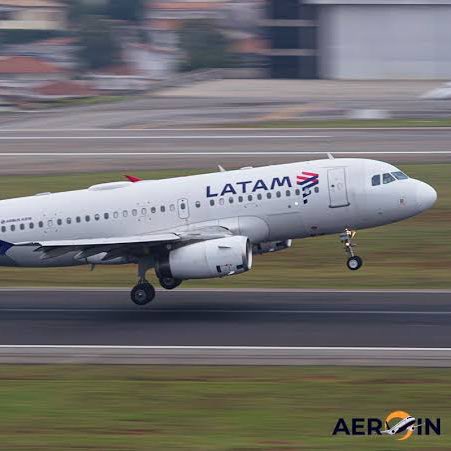 choquei's tweet photo. 🚨AGORA: Latam se junta a Gol e Azul e aceita participar do programa do Governo Lula que oferece passagens aéreas por R$ 200 reais para estudantes, aposentados e funcionários públicos. https://t.co/yCKfTDLMlV