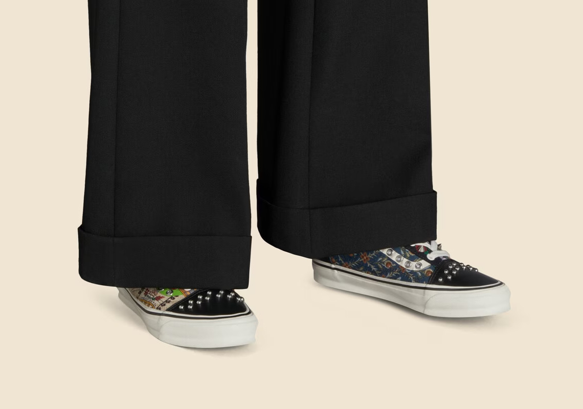 SneakerNews's tweet photo. Gucci 🤝 Vans

The Italian fashion house recently unveiled a unisex Vault by Vans collection featuring repurposed, archival patterns and materials. 

Prices range from $290 to 380 USD 💰 https://t.co/YxoW6TeLRf