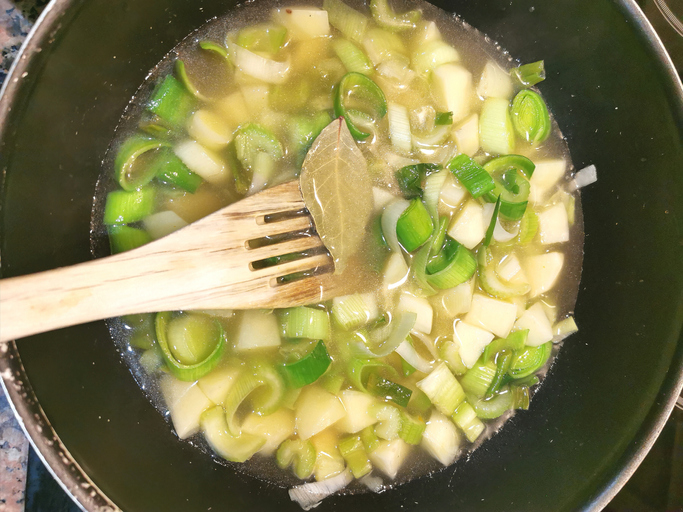 BlueShieldCA's tweet photo. Try this #HealthySnack during #NationalCeleryMonth! This #VersatileVegetable is great raw with some dip, topped with peanut butter or added to your favorite dish. Learn about more #HealthySnacks at https://t.co/XPX17KSIas #Wellvolution #Celery #CeleryJuice #CelerySticks https://t.co/YzFkYucc2U