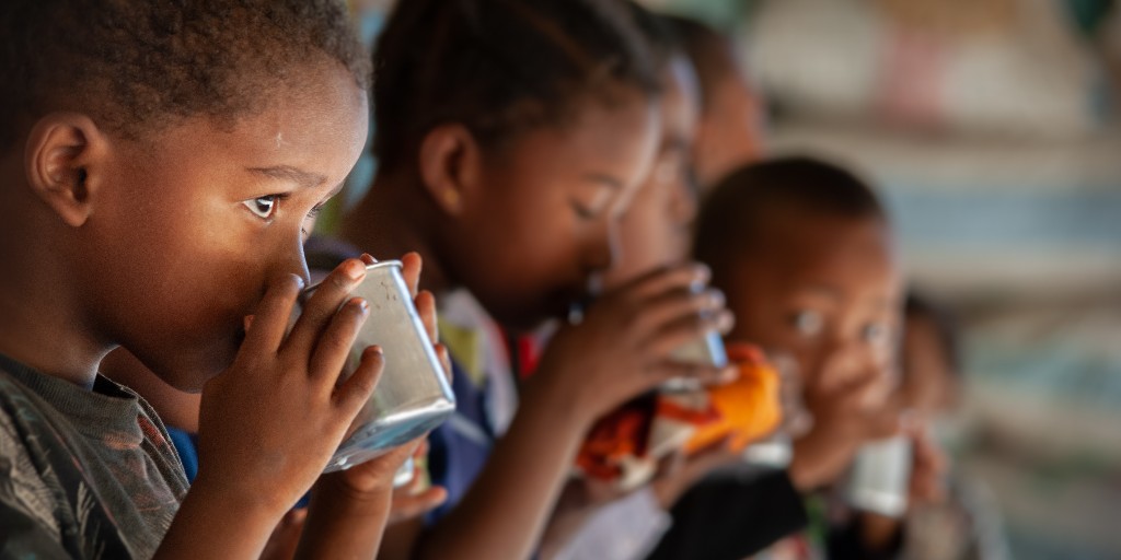 ONG_ASF's tweet photo. À Madagascar, le lait est vital pour les enfants qui vivent dans des conditions très précaires. Nous offrons chaque jour, au sein de centres de soins, un verre de lait à des milliers d’enfants. En 2023, nous allons diversifier cette mission vers le Niger #vosdonsagissent 👊 https://t.co/ErILlHOirg