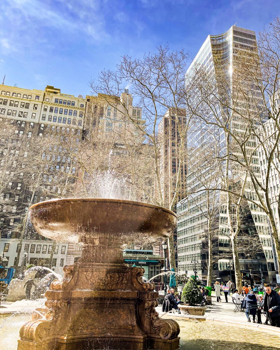 We're convinced Fridays were made for the fountain ️⛲️. Post your pics of her in the 🧵 below! #FountainFriday