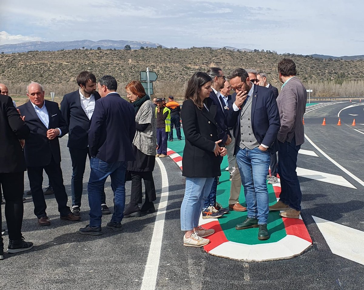govlleida's tweet photo. 👉#delegada @montsebergess: “La nova variant d’#ArtesadeSegre és el primer pas de l’adequació de l’Eix de #Comiols, que millorarà condicions, temps i seguretat de la connexió entre la #Noguera i els Pallars, afavorint la vida de la gent i l’economia i els serveis al #territori.” https://t.co/bEoVvBV0rd