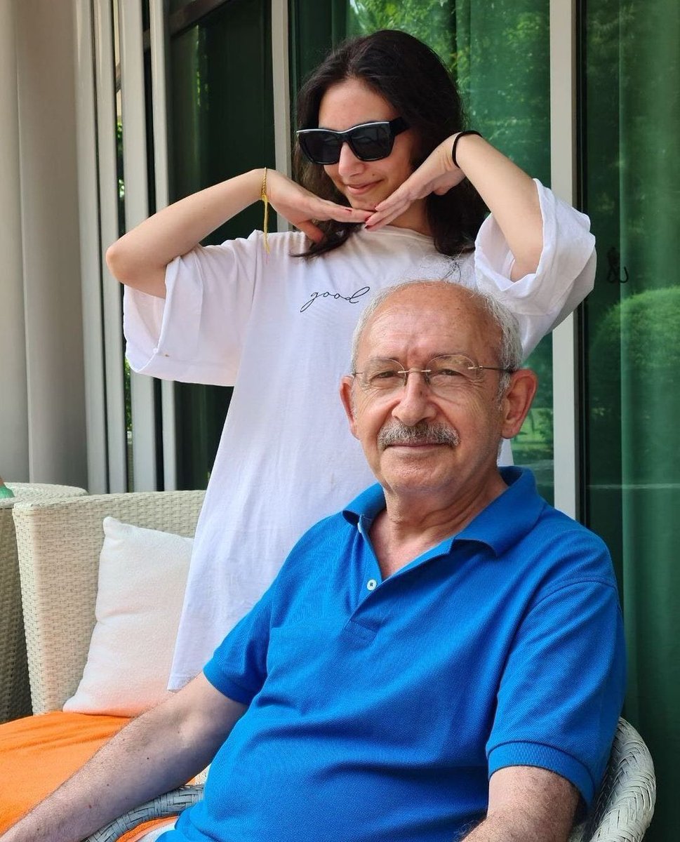 guncelodak's tweet photo. Gelelim Kemal Kılıçdaroğlu’nun torunu Duru Hanım’a; Enver Aysever anlatıyor:
Okulda kızının sıra arkadaşının Kemal Kılıçdaroğlu’nun torunu olduğunu, karne günü anneanne Selvi Kılıçdaroğlu’nun gelmesiyle öğreniyorlar. Korumalar yok. Basın yok. Torun da söylemiyor. “Çocuk ailede yetişir.” @kilicdarogluk @herkesicinCHP