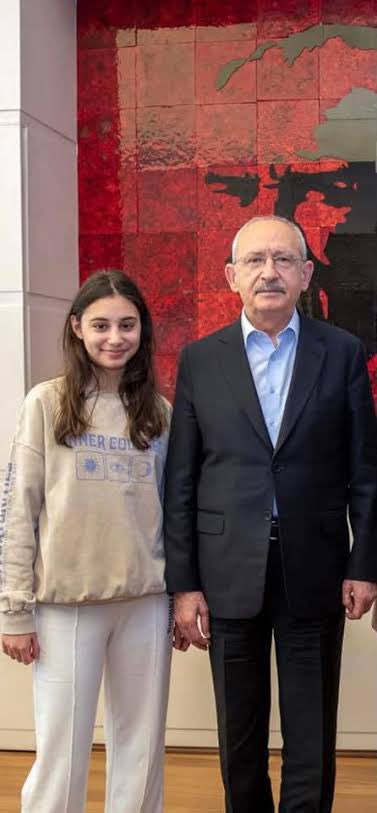 Gelelim Kemal Kılıçdaroğlu’nun torunu Duru Hanım’a; Enver Aysever anlatıyor:
Okulda kızının sıra arkadaşının Kemal Kılıçdaroğlu’nun torunu olduğunu, karne günü anneanne Selvi Kılıçdaroğlu’nun gelmesiyle öğreniyorlar. Korumalar yok. Basın yok. Torun da söylemiyor. “Çocuk ailede