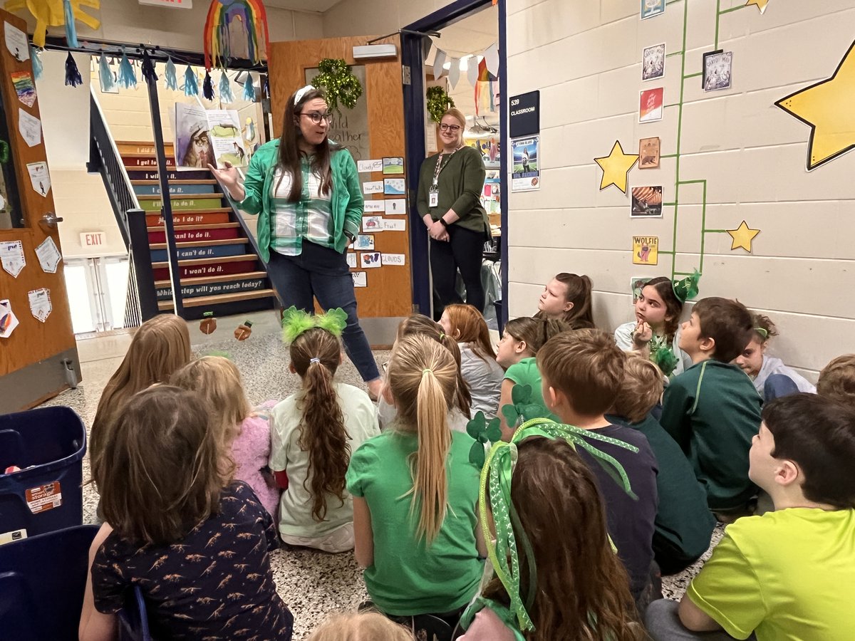 etownPAschools's tweet photo. Students at East High Street Elementary School are getting into the March Madness spirit with a battle of the books. Which books will win? Today's entry was titled My Big Dog. https://t.co/XkidrPbmla