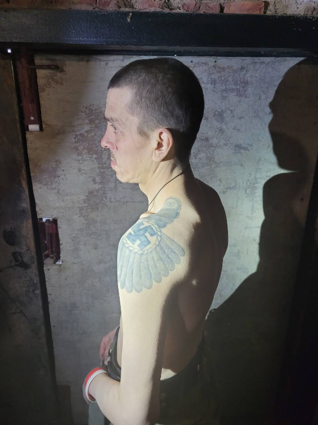 Yet another russian "Wagner" criminal who came to "denazify" #Ukraine. With red and white bracelets - which stand for HIV and hepatitis. 

#StandWithUkraine