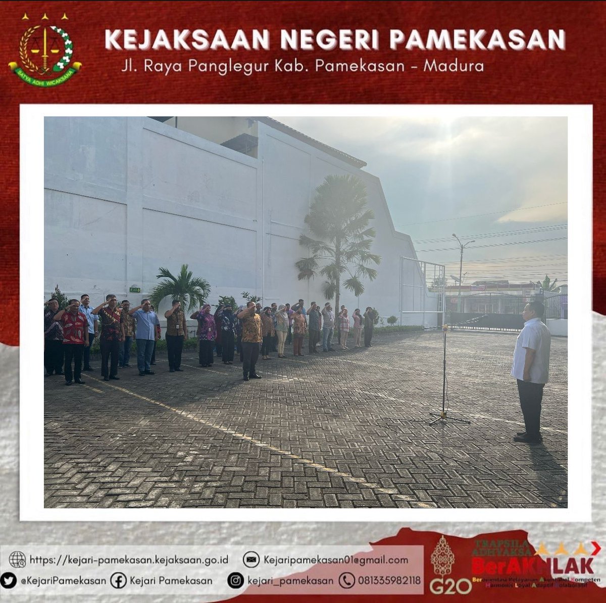 KejariPamekasan's tweet photo. Jumat, 17 Maret 2023.
Kejaksaan Negeri Pemekasan melaksanakan apel sore yang di pimpin oleh Kepala Seksi Tindak Pidana Umum Bpk. M. Maelan, S.H., bertempat di halaman kantor Kejaksaan Negeri Pamekasan.
@KejaksaanRI
@kejatijatim
#apelsore
#kejaksaanri https://t.co/4FFMtuknF2